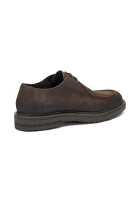 Scarpa da uomo in suede marrone con punta arrotondata, design con lacci e suola in gomma testurizzata, vista di lato.