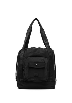 Černá taška typu tote s širokými popruhy, přední kapsou na zip s klopou na knoflík a obdélníkovým dnem, vyrobená z měkké látky.