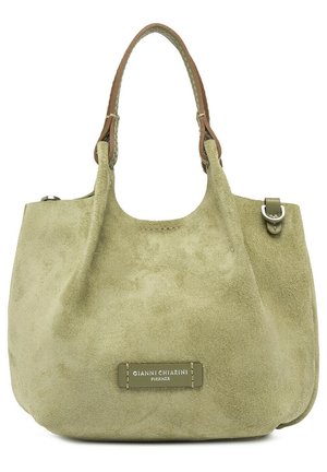 Grüne Wildleder-Handtasche mit braunen Ledergriffen und silberner Schnalle, vorn mittig mit dem Markenlogo Gianni Chiarini Firenze auf einem Aufnäher.