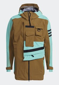 Veste d'extérieur avec des blocs de couleur marron et bleu clair, fermeture éclair à l'avant, plusieurs poches à rabat, détail de sangle noire et capuche ajustable.