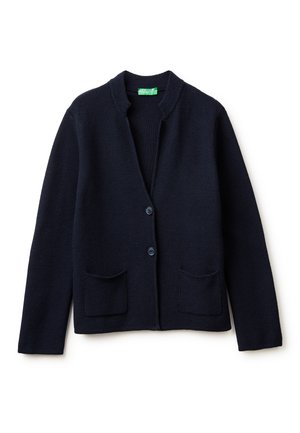 Cardigan in maglia blu navy con colletto arrotondato, due tasche frontali e chiusura con un singolo bottone. Il tessuto testurizzato offre calore e comfort.