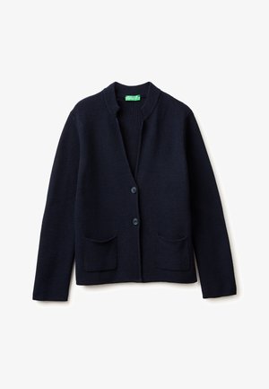 Cardigan in maglia blu navy con colletto arrotondato, due tasche frontali e chiusura con un singolo bottone. Il tessuto testurizzato offre calore e comfort.