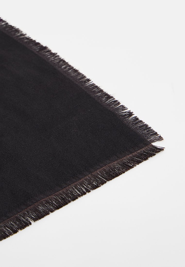 Czarny szalik z frędzlami, wykonany z miękkiego materiału. Tekstura jest gładka, a design prosty, bez wzorów czy akcentów.
