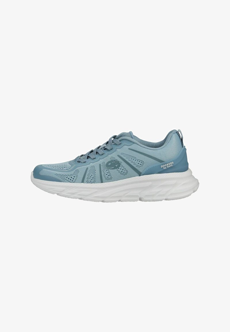Baskets athlétiques bleu clair avec tige en mesh respirant, semelle blanche épaisse, design à lacets, et logo "Dockers by Gerli" sur le talon.