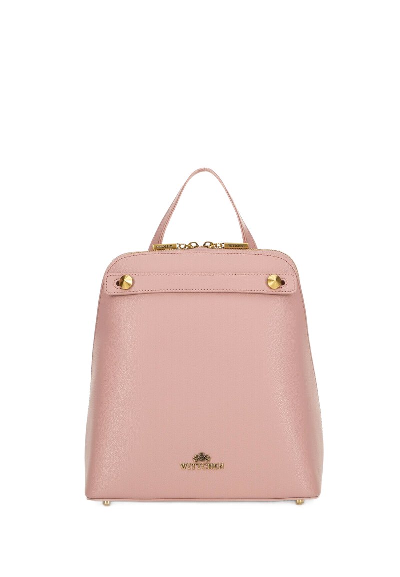 Sac à dos en cuir rose avec une forme structurée, une poignée supérieure, des accessoires en métal doré et une fermeture éclair. Présente le logo de la marque en bas.