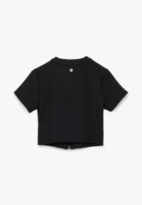 Czarny krótki t-shirt z krótkim rękawem, bezszwowy design, bez widocznych wzorów i małe logo na karku. Gładka tekstura.