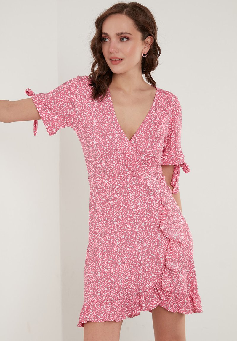 LELA FLORAL V NECK RUFFLE DETAIL MINI  - Denné šaty - fuchsia