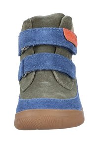 Klettverschluss-Hochschnittschuh in olivgrün und blauem Wildleder mit brauner Gummisohle und markanter Textur. Sichtbares orangefarbenes Akzetikett.