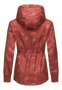 Giacca leggera rossa con design a motivi foglia, vita elastica e polsini a coste. Presenta un cappuccio con cordino e una texture liscia.