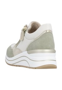 Scarpa con una combinazione di pelle grigia chiara, verde oliva e bianca. Presenta una chiusura con cerniera, sovrapposizioni testurizzate e una suola spessa bianca con accenti dorati.