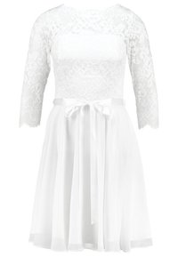 Robe blanche longueur genou avec corsage et manches en dentelle, ceinture en satin nouée en nœud, et jupe fluide en chiffon.
