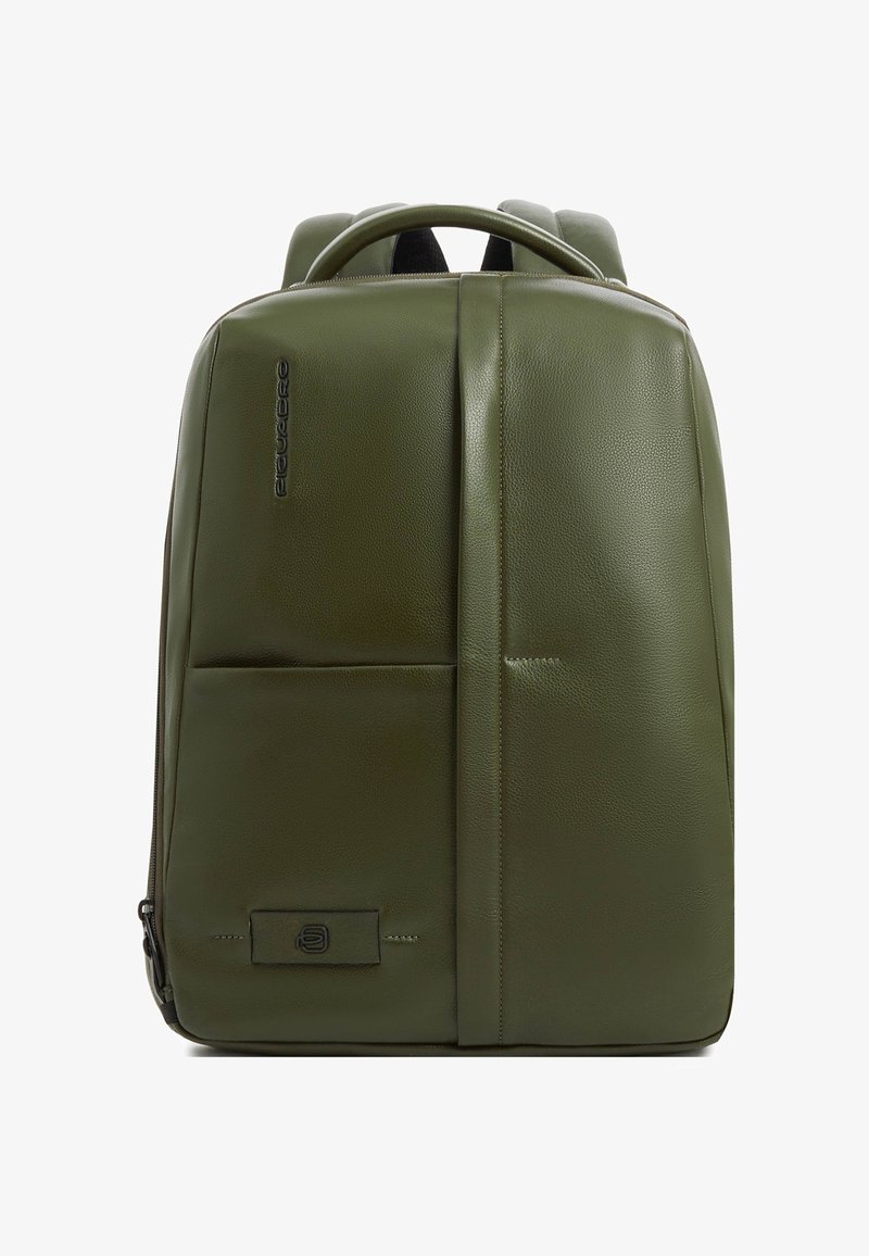 Sac à dos en cuir vert olive avec poignée supérieure, bretelles rembourrées, détails de couture verticales et horizontales à l'avant, et un petit logo embossé.