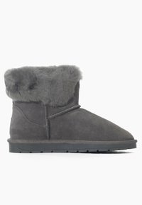 Stivale alla caviglia in suede grigio con collo in pelliccia morbida, punta arrotondata e suola nera in gomma testurizzata. Presenta un semplice design cucito.