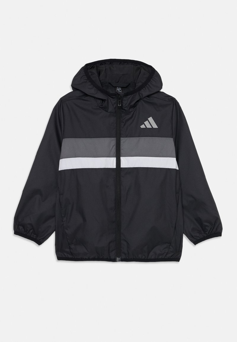 Jachetă neagră tip windbreaker cu glugă, cu dungi orizontale gri și albe, un fermoar central și logo-ul Adidas în gri.