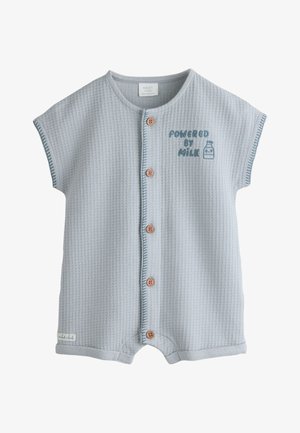 Lyseblå babyheldragt med korte ærmer, knapper foran og teksten ""Powered by Milk"" med en grafik af en sutteflaske på brystet.