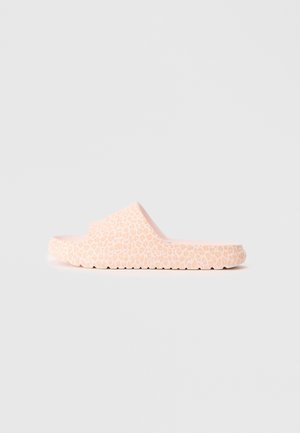 Růžové skluzavkové sandály s texturovaným leopardím vzorem, vyrobené z měkkého materiálu s tlustou, tvarovanou podrážkou a otevřenou špičkou.