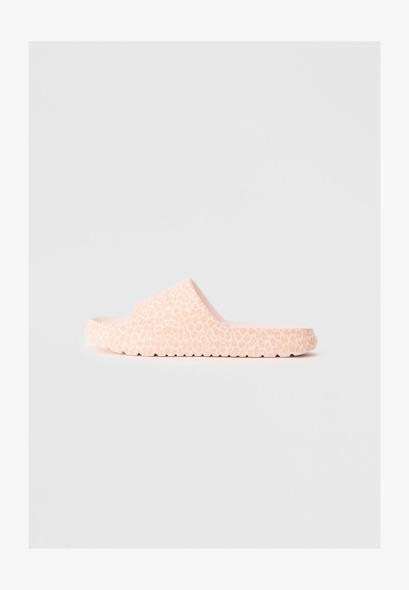 Ροζ πέδιλο με σχέδιο υφής λεοπάρδαλης, κατασκευασμένο από μαλακό υλικό με παχύ, διαμορφωμένο πάτο και ανοιχτό μπροστινό μέρος.