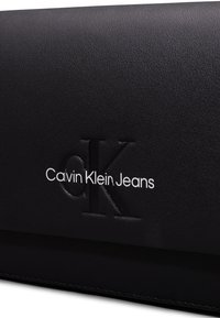 Calvin Klein Jeans SCULPTED FLAP PHONE MONO - Torba čez telo - fashion black