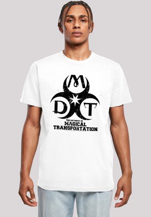 Hvit bomull t-skjorte med en iøynefallende svart grafikk av et rundt logo med "DMT" og teksten "Department of Magical Transportation".