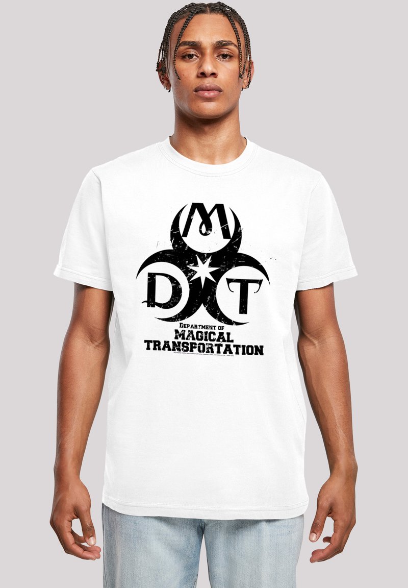 Hvit bomull t-skjorte med en iøynefallende svart grafikk av et rundt logo med "DMT" og teksten "Department of Magical Transportation".