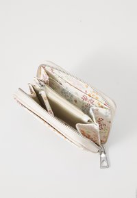 Lynlås tegnebog i blødt creme materiale, med et blomstret printfoder i pastelfarver. Indeholder flere rum og en sølv lynlås.