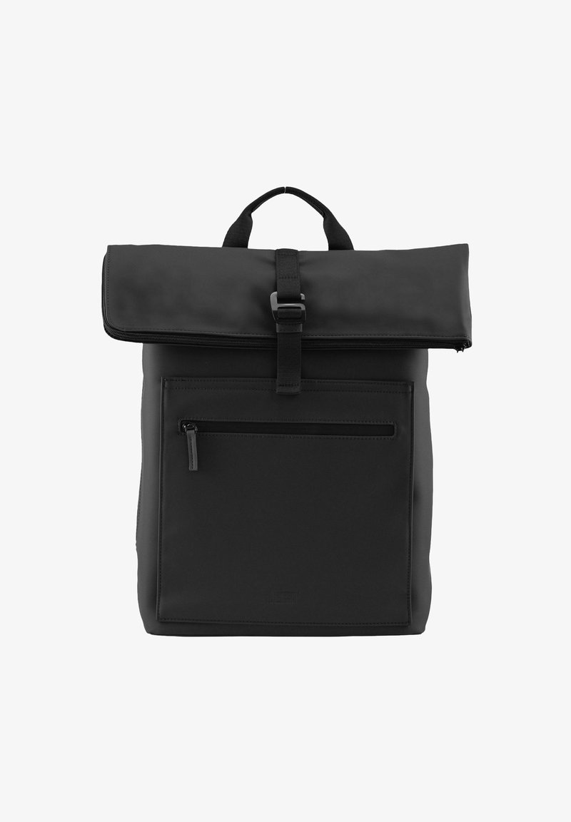 Sac à dos noir à rabat en tissu lisse, doté d'une poche zippée à l'avant, d'une sangle ajustable et d'une poignée robuste. Design minimaliste.