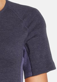 Marine performance T-shirt med tekstureret stof, korte ærmer, mesh-detaljer i siderne og forstærket syning.