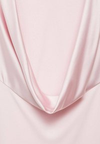 Roza saten tkanina s dubokim cut-out izrezom. Tekstura je glatka i nježna, ističući elegantan kroj i pad materijala.