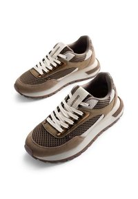 Sneakers in rete marroni con accenti in suede, lacci bianchi e suola in gomma testurizzata. Presentano un design distintivo e una palette di colori neutri.