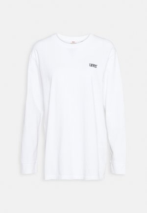 Camiseta blanca de manga larga hecha de algodón. Presenta un pequeño logo negro "LEVI'S" en el área izquierda del pecho. Cuello redondo y ajuste relajado.