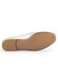 Zilveren metallic ballerina's met een ronde neus, een glad leren bovenwerk en een gestructureerde rubberen zool. Gabor-logo geperst in de zool.