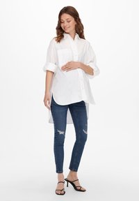 ONLY MATERNITY OLMDAISY PUSH UP - Uske traperice - medium blue denim