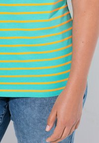 Camiseta a rayas con tela en color teal y rayas horizontales en naranja y amarillo. Material de algodón suave, con un sencillo escote redondo y mangas cortas.