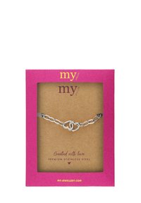 Pulsera de acero inoxidable plateado con corazones entrelazados, presentada en una tarjeta beige dentro de una caja rosa brillante. Incluye detalles de la marca y cuidados.