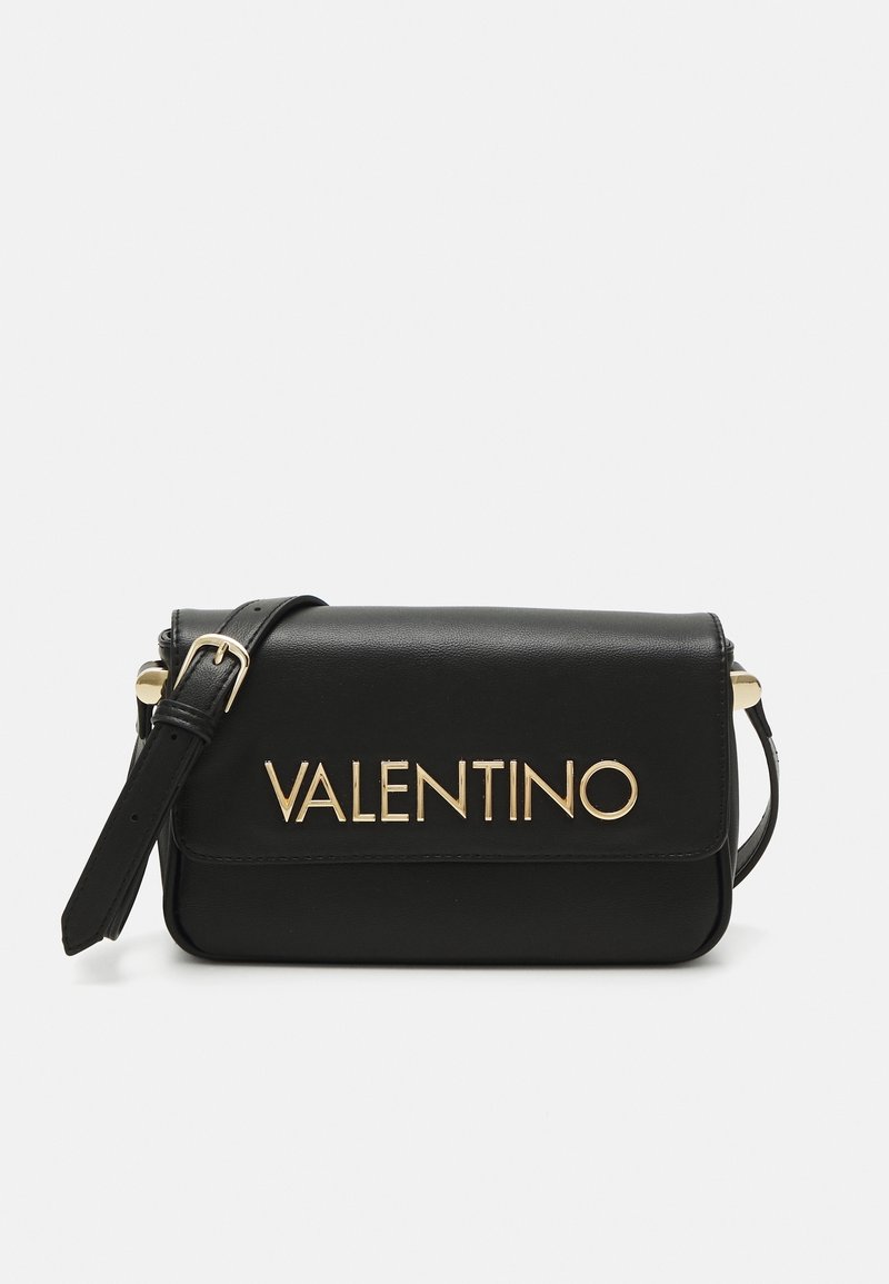 Musta nahkainen olkalaukku, jossa on kultainen "VALENTINO"-logo. Varustettu läppäkiinnityksellä ja säädettävällä hihnalla. Sujuva pinta ja minimalistinen muotoilu.