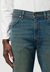 Wrangler WRANCHER - Vaqueros bootcut - faded