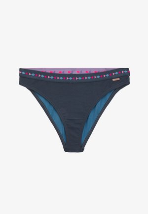 Ciemnoszare majtki bikini z teksturowanej tkaniny, kontrastującym niebieskim wnętrzem oraz ozdobnym, wielokolorowym paskiem w talii z geometrycznymi wzorami.