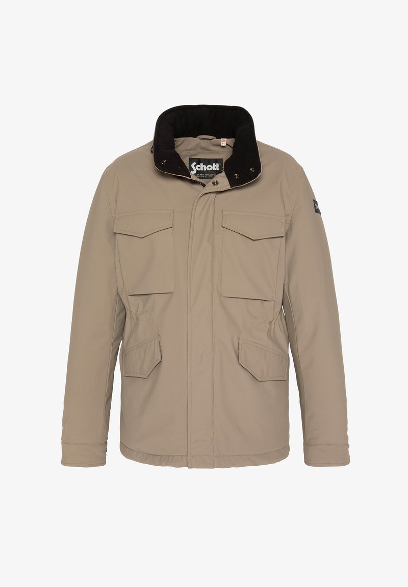 Chaqueta aislante color beige con un cuello de pana negro, dos bolsillos en el pecho y dos bolsillos laterales; cuenta con botones a presión y un cierre de cremallera.