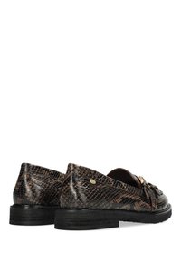 Brązowe mokasyny w wzór skóry węża z czarną podeszwą i dekoracyjną kokardą. Gładka tekstura z pozłacanym akcentem na cholewce.