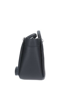 Borsa in pelle nera, strutturata e texturizzata, con manico superiore e un accento circolare alla base. Forma minimalista e elegante.