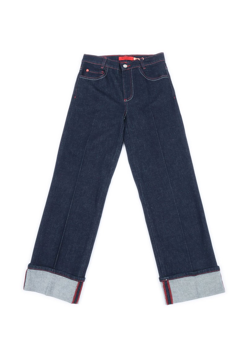 Jeans in denim blu scuro con cuciture rosse, orli risvoltati che mostrano un tessuto interno più chiaro e chiusura frontale con bottone.