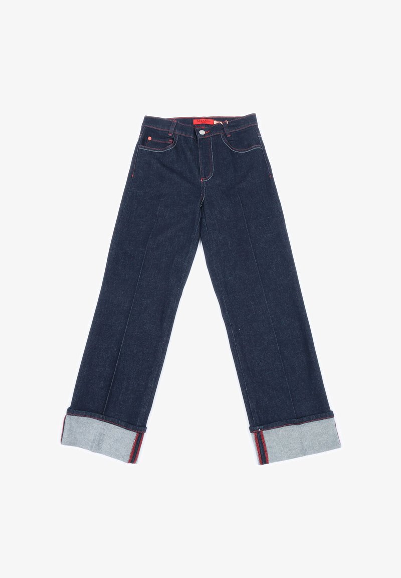 Jeans in denim blu scuro con cuciture rosse, orli risvoltati che mostrano un tessuto interno più chiaro e chiusura frontale con bottone.