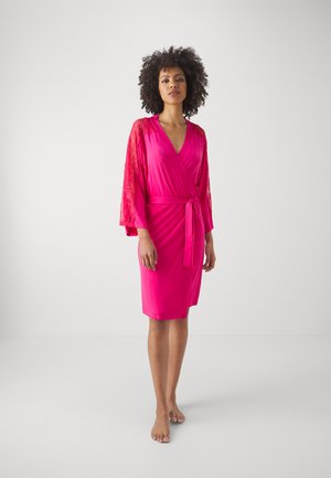 Robe portefeuille rose en tissu doux avec des accents en dentelle sur les manches longues, dotée d'une taille nouée et d'un ourlet mi-genou.