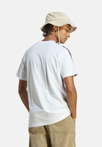 adidas Sportswear T-shirt con stampa - white