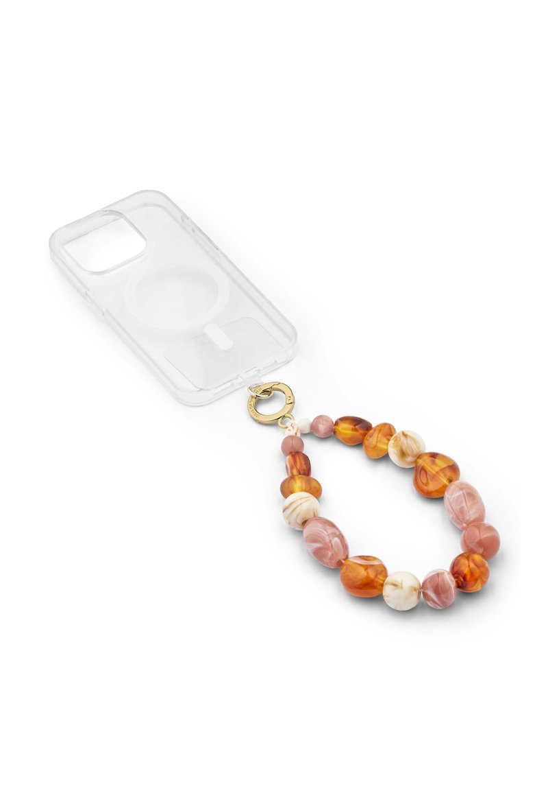 Transparante telefoonhoes met gouden accenten, bevestigd aan een kralenriem met oranje, crème en roze gevlamde stenen in verschillende vormen.