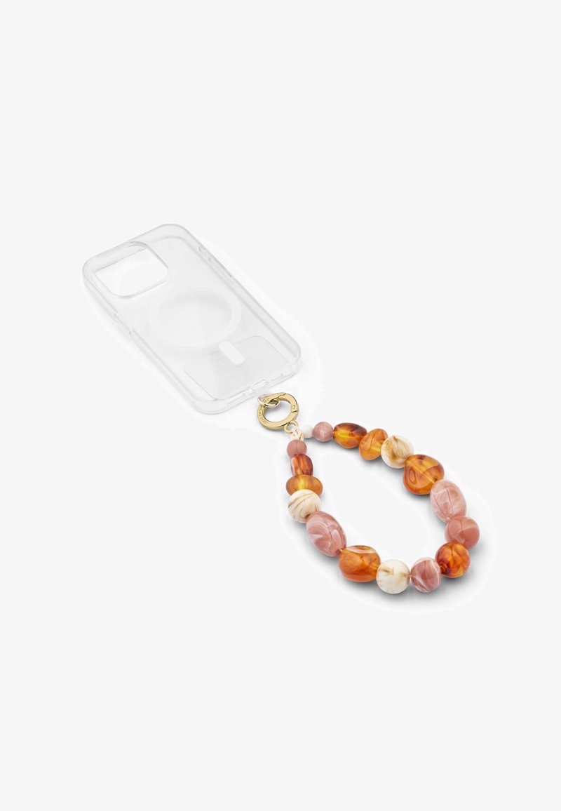 Transparante telefoonhoes met gouden accenten, bevestigd aan een kralenriem met oranje, crème en roze gevlamde stenen in verschillende vormen.