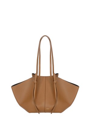 Borsa tote in pelle marrone con base larga, due manici lunghi e forma strutturata leggermente svasata.