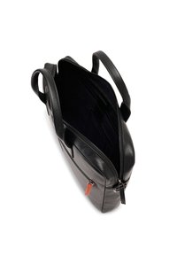 Bolso de cuero negro con cierre de cremallera, dos asas y un interior espacioso que cuenta con múltiples compartimentos. Textura suave con acentos mínimos.