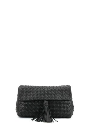 Pochette in pelle nera intrecciata con patta frontale e nappina decorativa, mostrata su sfondo bianco.