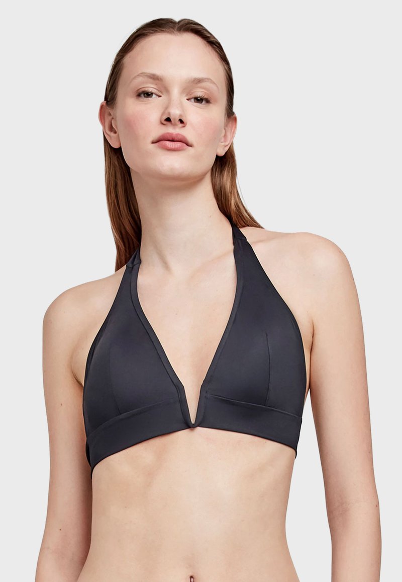 Crni bikini top s halter vratom i dubokim V izrezom, izrađen od glatkog, rastezljivog materijala. Ima minimalistički dizajn i bez vidljivih dodataka.